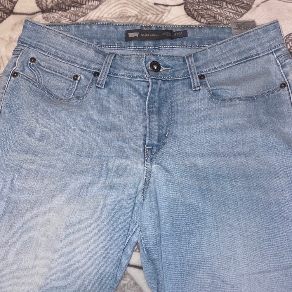 Levi’s Mid rise slight curve 6/28